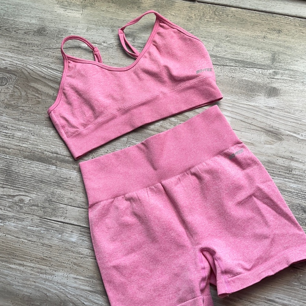 Bo+Tee Pink Sports Bra / Shorts Set (S)
